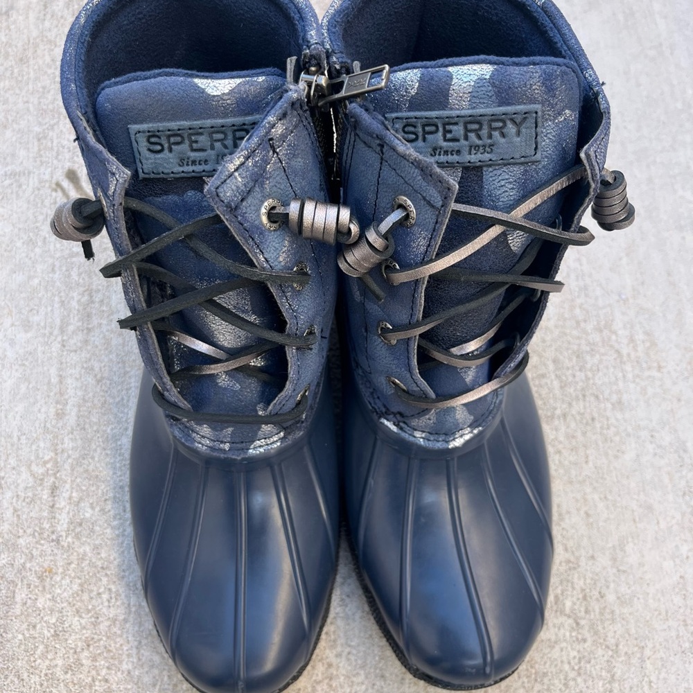 Sperry TopSider Saltwater Metallic Blue Camo Duck Boot (STS86695) Women’s Size 6